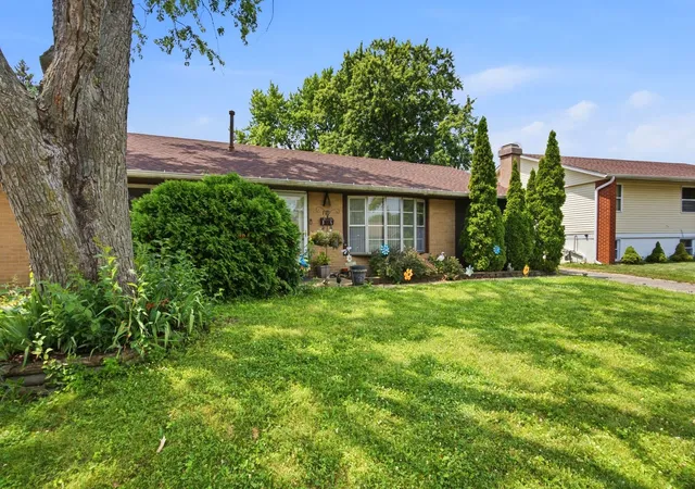 Photo 2 of Single family home for sale at 729 Surrey Dr, Streamwood, IL 60107 | MLS# 12713313 | Listing updated on 2026-09-01