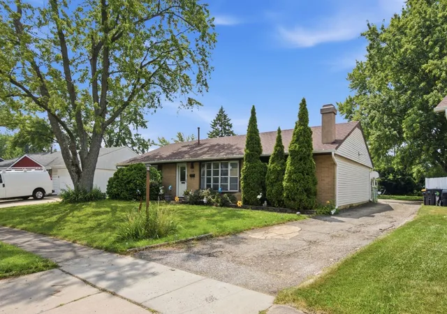 Photo 3 of Single family home for sale at 729 Surrey Dr, Streamwood, IL 60107 | MLS# 12713313 | Listing updated on 2026-09-01