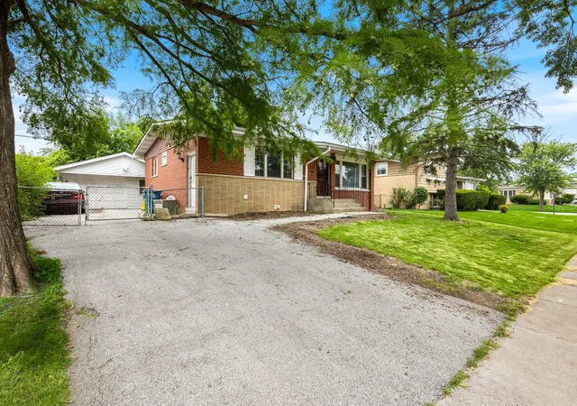 2nd image of 196 Craig Dr W, Chicago Heights, IL 60411 | MLS# 12713337