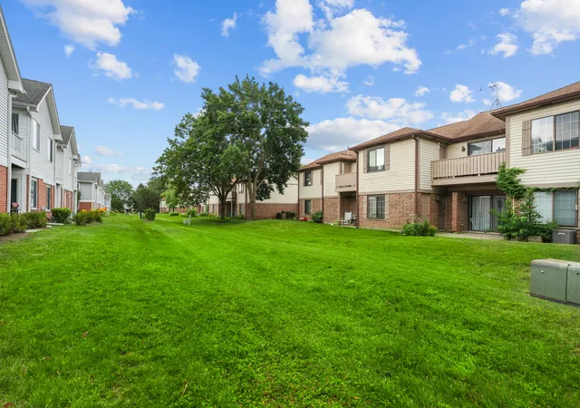 2nd image of 1727 W Hawkes St, Arlington Heights, IL 60004