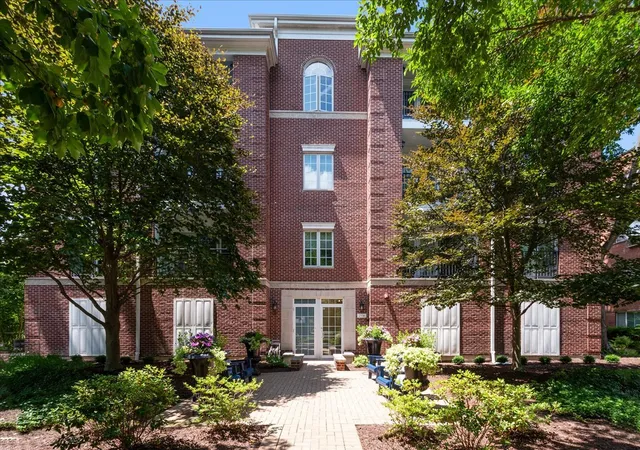 2nd image of 2536 Mcdaniel Ave #402, Evanston, IL 60201 | MLS# 12713901