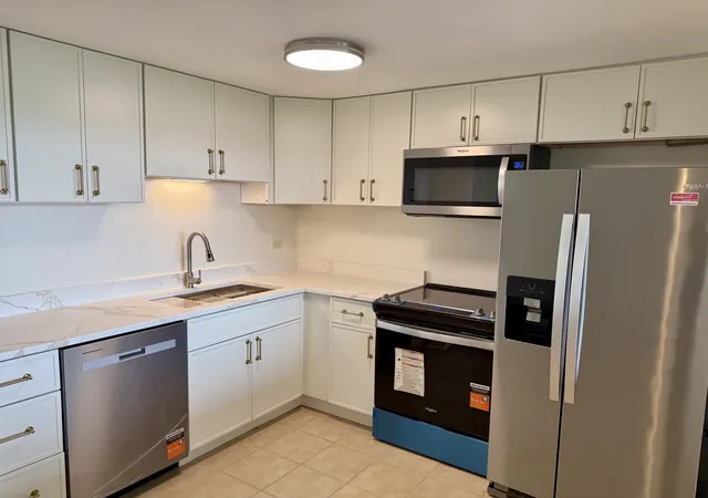 Listing Photo 3 - Condo for sale in building located at 2015 S Finley Rd S, Lombard, IL 60148 - Unit #812
