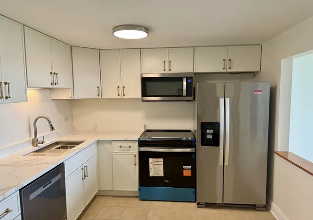 Listing Photo 4 - Condo for sale in building located at 2015 S Finley Rd S, Lombard, IL 60148 - Unit #812