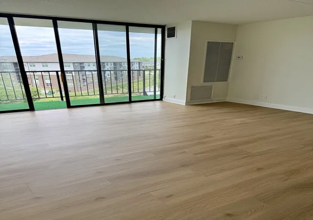 Listing Photo 5 - Condo for sale in building located at 2015 S Finley Rd S, Lombard, IL 60148 - Unit #812