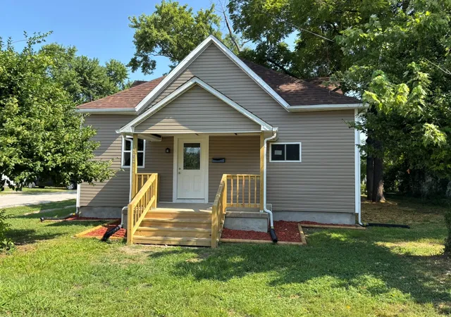 1st image of 1102 E Church St, Salem, IL 62881 | MLS# 12714301