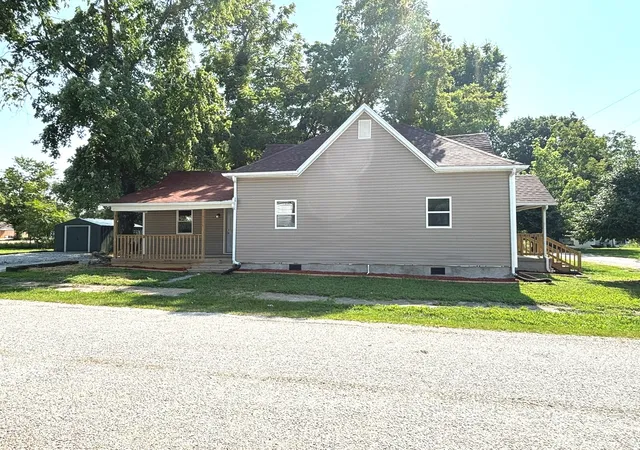 11th image of 1102 E Church St, Salem, IL 62881 | MLS# 12714301