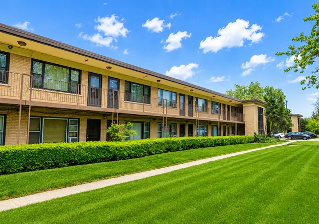 2nd image of 39 King Arthur Ct #15, Northlake, IL 60164 | MLS# 12714501