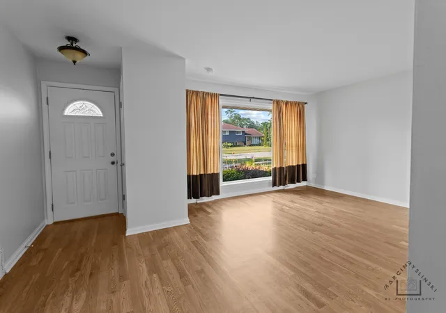 3rd image of 500 Florian Dr, Des Plaines, IL 60016 | MLS# 12714973
