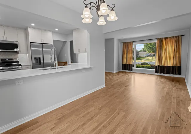 4th image of 500 Florian Dr, Des Plaines, IL 60016 | MLS# 12714973