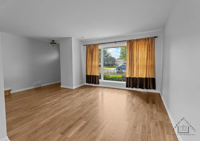 5th image of 500 Florian Dr, Des Plaines, IL 60016 | MLS# 12714973