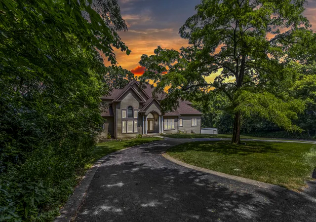 2nd image of 2 Echowood Dr, Algonquin, IL 60102 | MLS# 12715143