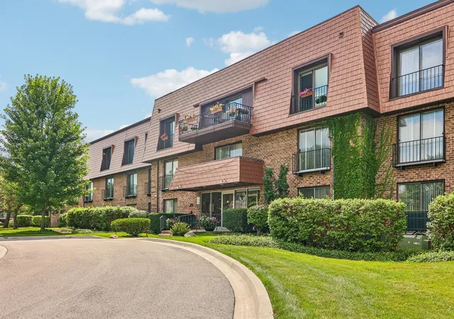 2nd image of 3950 Dundee Rd, Northbrook, IL 60062
