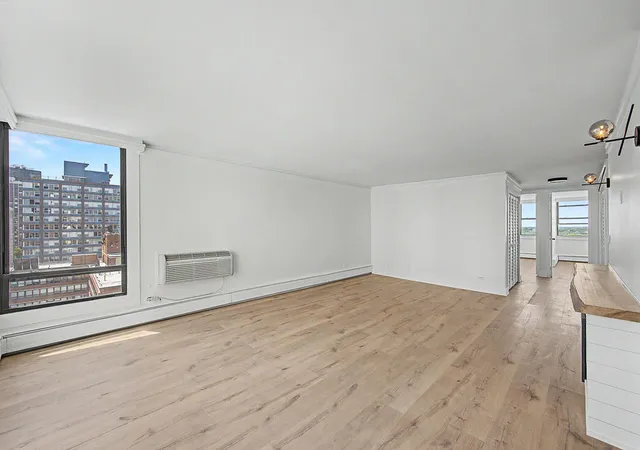 3rd image of 5740 N Sheridan Rd, Chicago, IL 60660