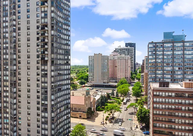 2nd image of 5740 N Sheridan Rd, Chicago, IL 60660