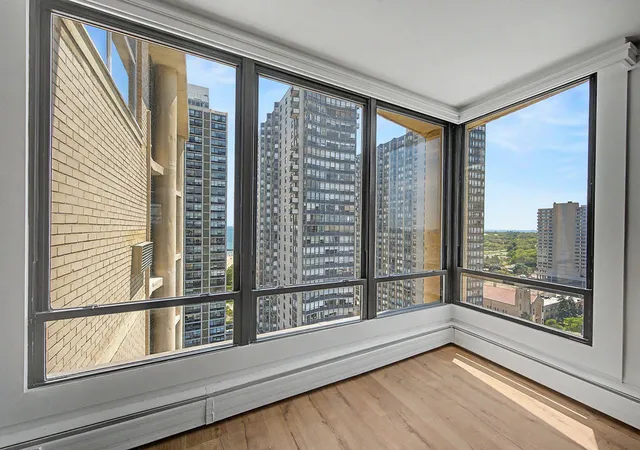 4th image of 5740 N Sheridan Rd, Chicago, IL 60660