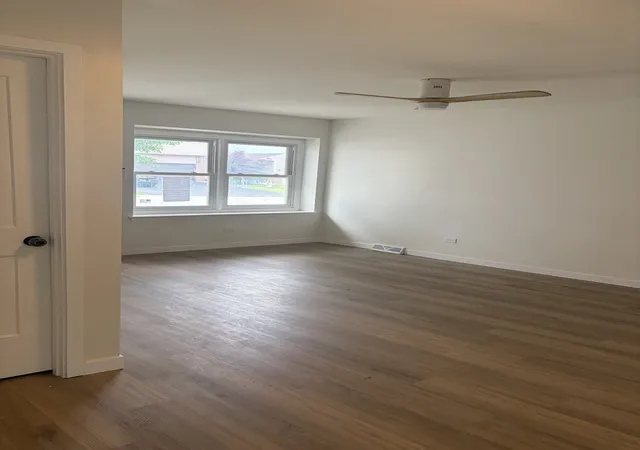 Photo 4 of Townhouse for sale at 6846 Sussex Rd, Tinley Park, IL 60477 | MLS# 12715537 | Listing updated on 2026-08-31