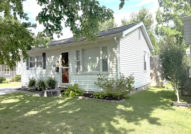 1st image of 506 N Indiana Ave, Salem, IL 62881 | MLS# 12715613