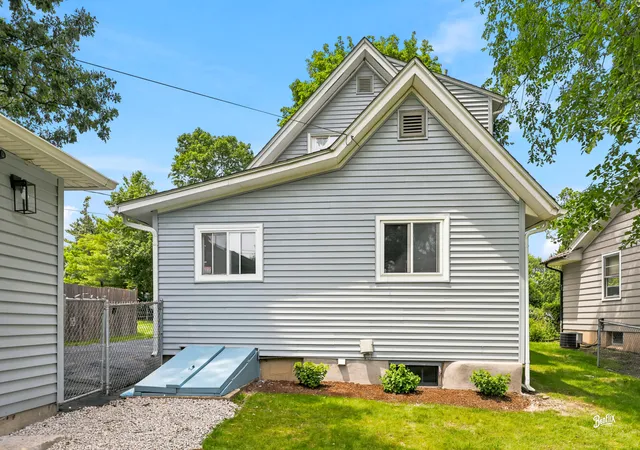 5th image of 987 South St, Elgin, IL 60123 | MLS# 12715630