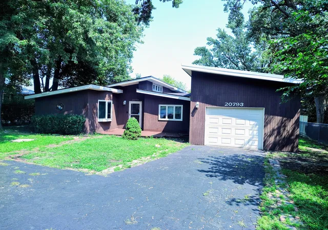 1st image of 20793 N Florence Ave, Prairie View, IL 60069 | MLS# 12715635