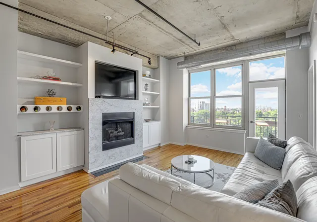 3rd image of 6 S Laflin St, Chicago, IL 60607