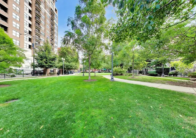 2nd image of 849 N Franklin St, Chicago, IL 60610