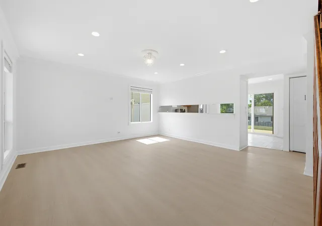 4th image of 1320 Burns Dr, Elgin, IL 60120 | MLS# 12715910