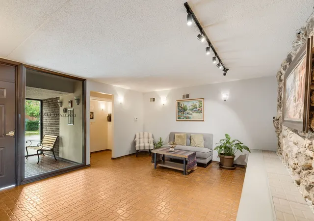 2nd image of 828 Graceland Ave #502, Des Plaines, IL 60016 | MLS# 12716045