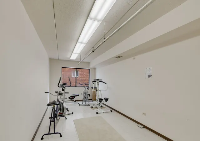 2nd image of 828 Graceland Ave, Des Plaines, IL 60016