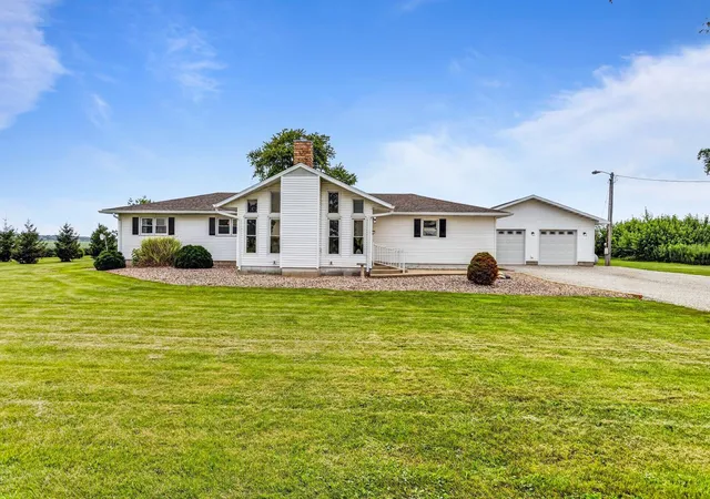 Photo 1 of Single family home for sale at 40 E 950 North Rd, Cerro Gordo, IL 61818 | MLS# 12716276 | Listing updated on 2026-08-19