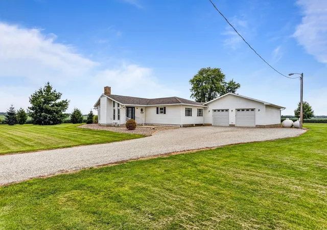 Photo 2 of Single family home for sale at 40 E 950 North Rd, Cerro Gordo, IL 61818 | MLS# 12716276 | Listing updated on 2026-08-19