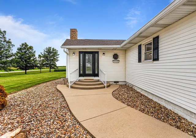 Photo 3 of Single family home for sale at 40 E 950 North Rd, Cerro Gordo, IL 61818 | MLS# 12716276 | Listing updated on 2026-08-19