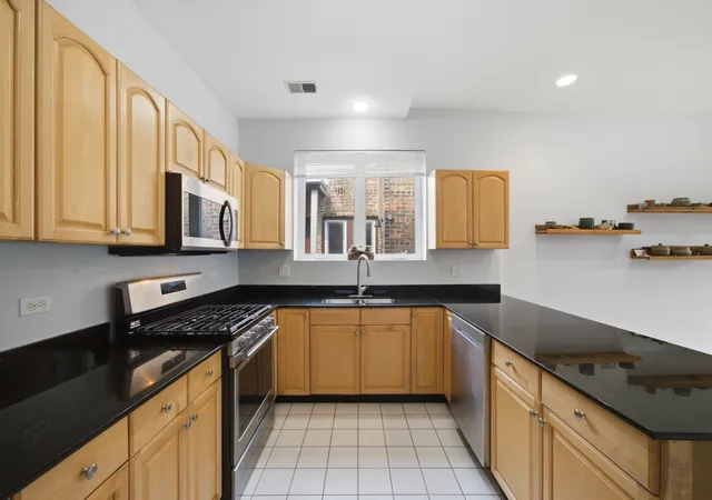 Listing Photo 2 - Condo for sale in building located at 2217 W Farwell Ave, Chicago, IL 60645 - Unit #4B