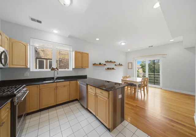 Listing Photo 3 - Condo for sale in building located at 2217 W Farwell Ave, Chicago, IL 60645 - Unit #4B