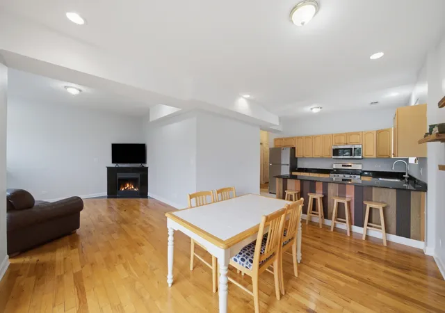 Listing Photo 5 - Condo for sale in building located at 2217 W Farwell Ave, Chicago, IL 60645 - Unit #4B