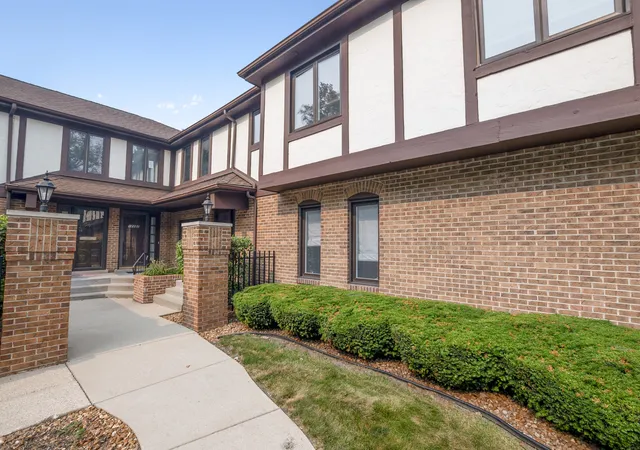 2nd image of 12250 S Dogwood Ln, Palos Heights, IL 60463 | MLS# 12716609