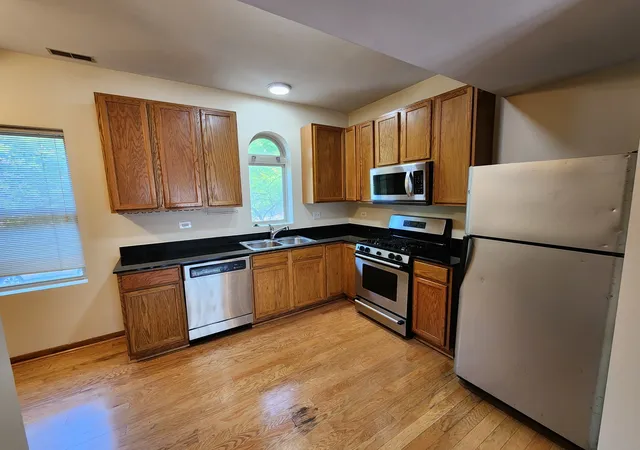 4th image of 2363 E 70th Pl, Chicago, IL 60649
