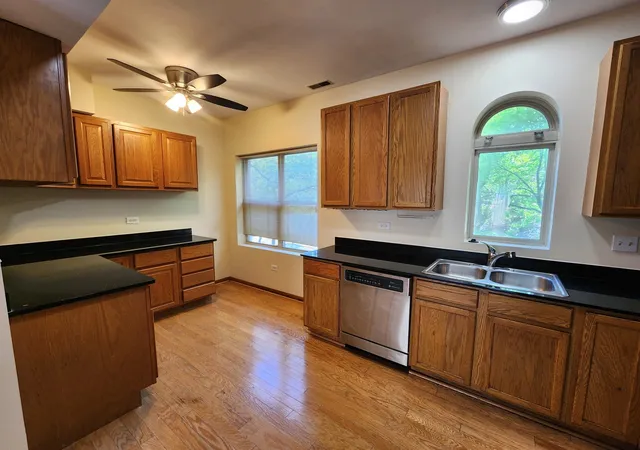5th image of 2363 E 70th Pl, Chicago, IL 60649