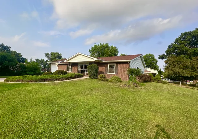2nd image of 128 Laurie Ln, Oswego, IL 60543 | MLS# 12716848