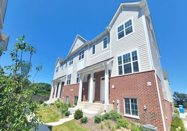 Photo 2 of Townhouse for sale at 182 Lilah Ct, Des Plaines, IL 60016 | MLS# 12716894 | Listing updated on 2026-08-17
