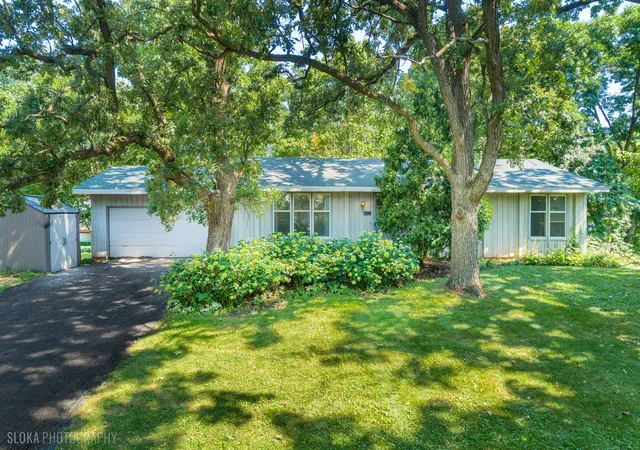 Photo 1 of Single family home for sale at 6914 Meadow Dr, Crystal Lake, IL 60012 | MLS# 12717202 | Listing updated on 2026-09-03