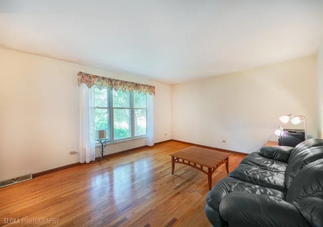 Photo 3 of Single family home for sale at 6914 Meadow Dr, Crystal Lake, IL 60012 | MLS# 12717202 | Listing updated on 2026-09-03