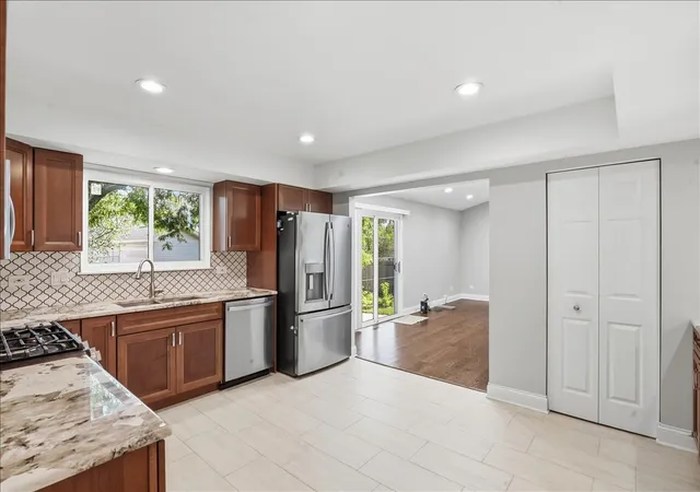 Photo 3 of Single family home for sale at 1284 Regent Dr, Mundelein, IL 60060 | MLS# 12717510 | Listing updated on 2026-09-01