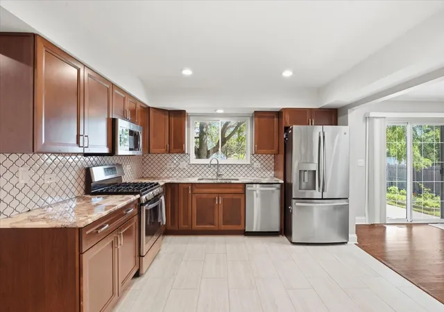 Photo 3 of Single family home for sale at 1284 Regent Dr, Mundelein, IL 60060 | MLS# 12717510 | Listing updated on 2026-09-01