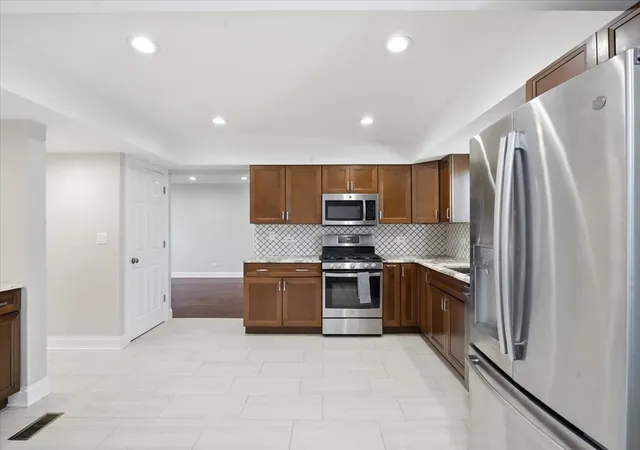 Photo 4 of Single family home for sale at 1284 Regent Dr, Mundelein, IL 60060 | MLS# 12717510 | Listing updated on 2026-09-01