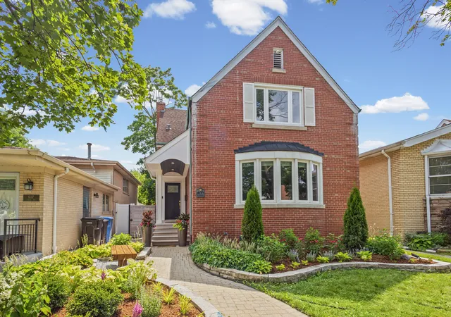 2nd image of 6133 N Lenox Ave, Chicago, IL 60646 | MLS# 12717744