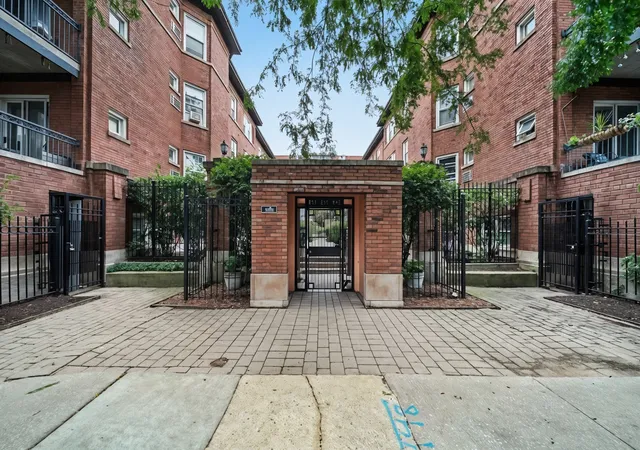 Photo 3 of Sale Pending at 841 W Belle Plaine Ave #3, Chicago, IL 60613 | MLS# 12717805 | Listing updated on 2026-09-06