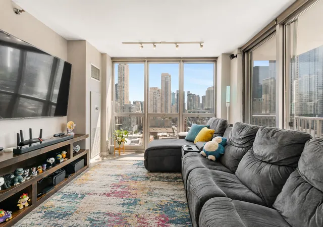 2nd image of 200 W Grand Ave #1801, Chicago, IL 60654 | MLS# 12718022
