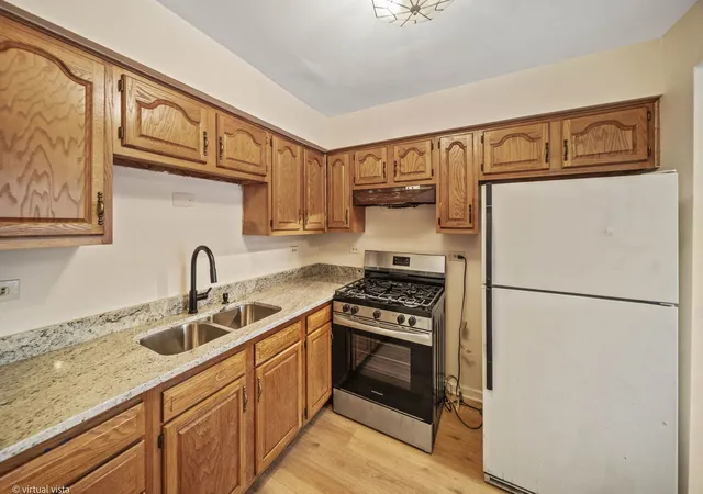 Listing Photo 4 - Condo for sale in building located at 7318 Winthrop Wy, Downers Grove, IL 60515 - Unit #4