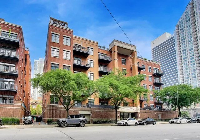 2nd image of 550 W Fulton St #202, Chicago, IL 60661 | MLS# 12718112