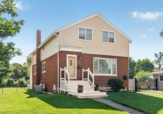 Photo 2 of Single family home for sale at 229 S Grace St, Lombard, IL 60148 | MLS# 12718119 | Listing updated on 2026-09-03